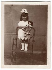 photo anonyme c.1930 - petite fille et poupée alsacienne - photo girl & doll