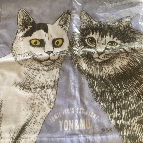Serviette main junji ito - main,