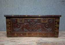 Coffre ancien en bois sculpté