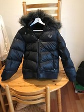 Doudoune de qualité  bleue marine ( mixte!) FRED PERRY taille M  ( comme neuve )