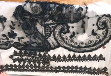 1900 Pour récupération lot de tulle perlé noir + galons . Le tulle est trés...