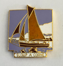 02 - Pin's BATEAU VOILIER  SLOUP A CORNE Signé Artimon