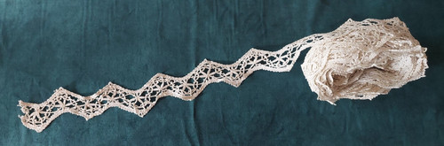 Dentelle ancienne entre deux