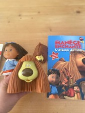 Figurines et livre le monde