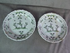 PAIRE D'ASSIETTES, décor à "la levrette", Bordeaux, à restaurer.