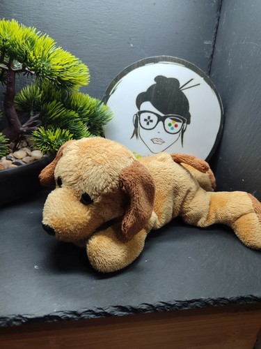 Peluche chien couché marron
