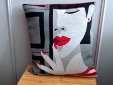 Housses de coussins de 40x40 mettant en avant une femme Fait Main