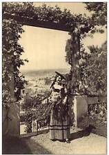 NICE Entre les pergolas Costume du Pays