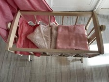 berceau poupee. Bois blanc sur roulettes. 1m de long. Linge fourni.