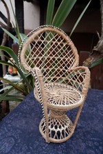 Fauteuil chaise Emmanuelle Paon vintage pour poupée en rotin et osier des années