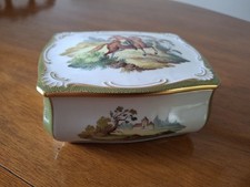 BOITE a bijoux PORCELAINE a decors de paysage et cavalier. 20e. H 5,5, 12x10