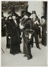 Photo La Mode aux courses c.1918 -  Femmes en manteau - plumes Haute couture