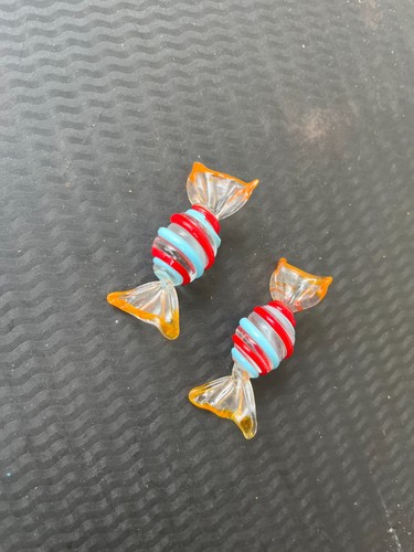 Deux bonbons décoratifs - , en