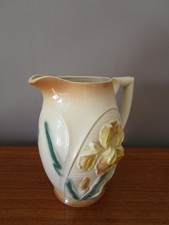 PICHET / BROC / CRUCHE en BARBOTINE Décor floral Iris jaune