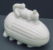 BONBONNIÈRE, DRAGEOIR, EN OPALINE DE FOIRE, ÉCUREUIL SUR UN GLAND