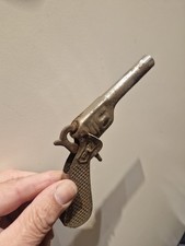 REVOLVER JOUET EN TÔLE, CHIEN EXTÉRIEUR  DEBUT XXE, MARQUE  PARIS