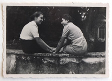 Femmes se tiennent main, tendresse, lesbiennes ? - Photo ancienne snapshot