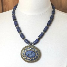 Collier en Lapis Lazuli avec Médaillon Intaille Cheval Pierre Bleue Imposant