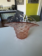 Joli vase ancien  fin  période  art déco à 1950 verre moulé rose