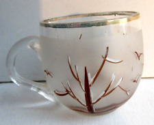 Verre de cure, forme tasse en verre opaque, émaillé d'arbres sous la neige