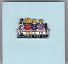 Pin's "Imagerie d'Epinal" Sur Banc, 4 Enfants vus de Dos, un Chat Noir à Droite