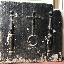 plaque de cheminée à décor de demi colonne et croix central . XVIII siècle .