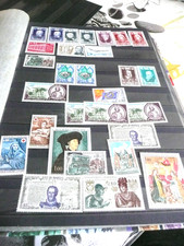 classeur 24 pages dont 8 avec timbres neufs, +  animaux espace etc...