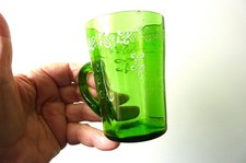 Verre ancien vert émaillé de