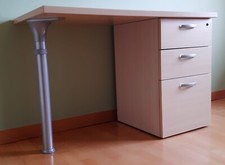 Bureau en bois mélaminé