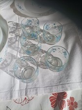 5 VERRES D' UN SERVICE EN ARCOPAL MYOSOTIS + PICHET