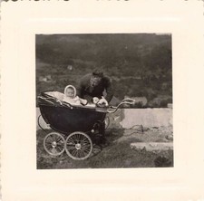 ANCIENNE PHOTOGRAPHIE 1947 BÉBÉ DANS SON BERCEAU JOLIE VUE