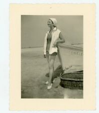 PHOTO amateur snapshot, une femme en maillot de bain plage années 50 mer barque