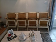 4 Fauteuils de théâtre d'un seul bloc, en tissus velours beige.