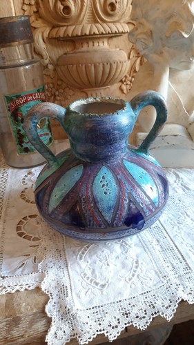 Beau vase avec anse - , en