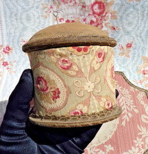 ANCIENNE BOITE PIQUE AIGUILLES recouverte de tissu fleuri vers 1920