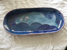 CLOUTIER PLAT OBLONG EN CERAMIQUE EMAILLEE A DECOR DE POISSON LONGEUR 52 CM