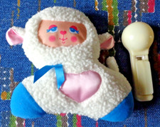 BB3/ PELUCHE  VEILLEUSE FISHER PRICE MOUTON BLANC BLEU COEUR ROSE  1997