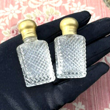 LOT 2 ANCIENS FLACONS MINIATURES à PARFUM en VERRE PRESSÉ MOULÉ vers 1920