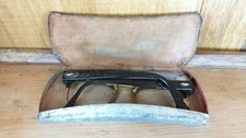 Etui à lunettes ancien en tôle avec lunettes