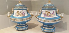 Paire de vases en porcelaine Allemande de saxe décor ange angelot chérubin putti