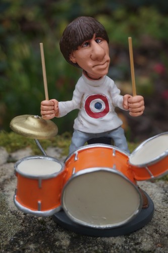 841 9900 figurine the - , who