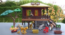 PLAYMOBIL - BATIMENT / ZOO 4826 de 2009 + 2 PERSONNAGES + 8 ANIMAUX EN TBE