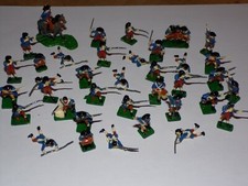 LOT 37 /PLASTIC MINIATURES FIGURINES/MILITAIRE