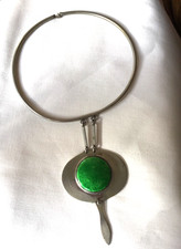 COLLIER PENDENTIF EMAILLE VERT METAL ETAIN 1970 ANCIEN VINTAGE TORQUE MEDAILLON