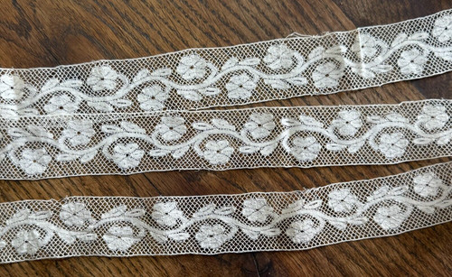 Dentelle ancienne fine - -,