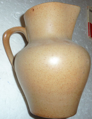 Beau pichet brun - brun-beige, en