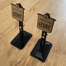 Paire de petits présentoirs publicitaires GERBE vintage, hauteur réglable.