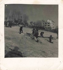 ANCIENNE PHOTOGRAPHIE AU SKI PETIT GROUPE A LA NEIGE