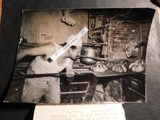 1301958 Photo BOULANGERIE DE DIEPPE MR DUVAL FAIT DANS LE FOUR "LE PAIN MIRACLE"