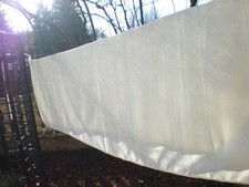 une grande nappe blanche rectangulaire en poliestere 300x140cm